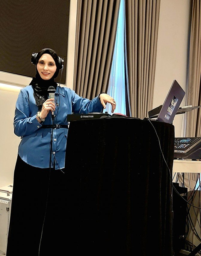 Kadın DJ Esra