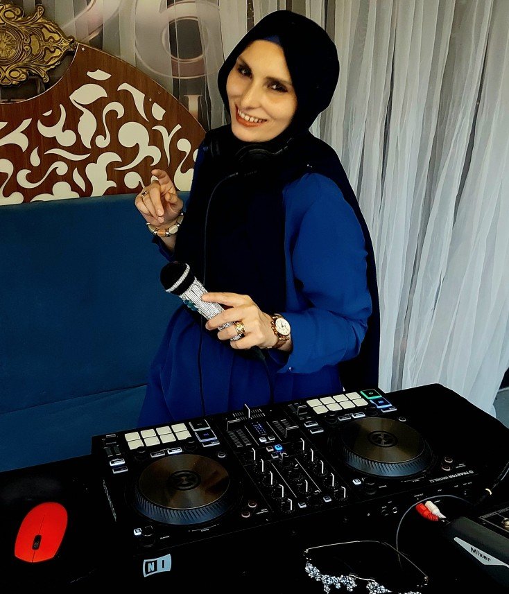 Kadın DJ Esra