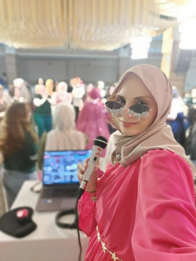 Kadın DJ Esra
