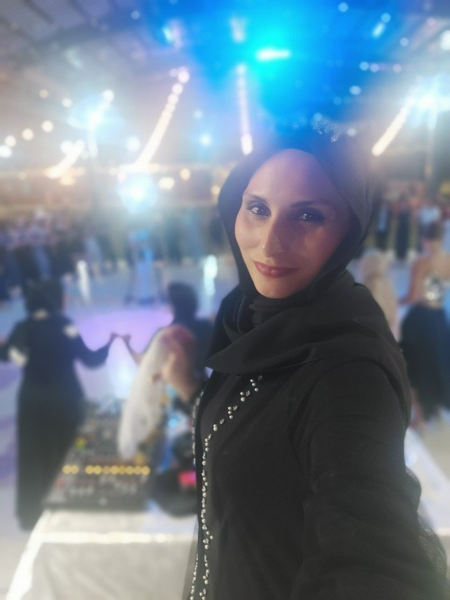 Kadın DJ Esra