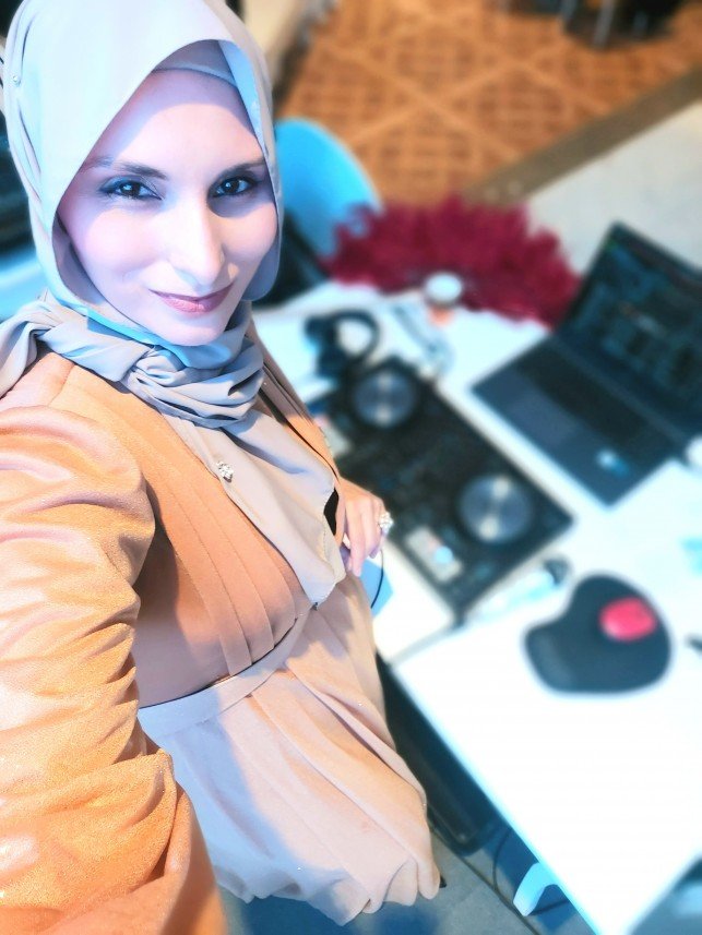Kadın DJ Esra