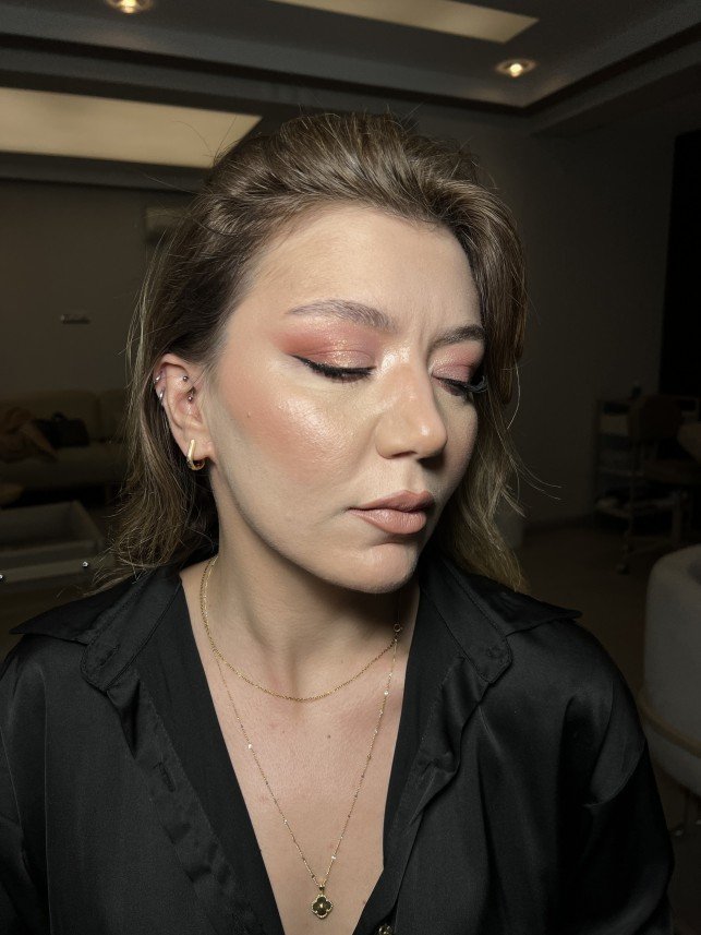 Beril Çavdar Makeup Artist