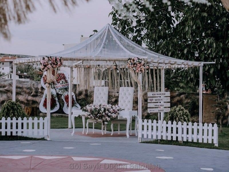 Göl Seyir İncek Kır Bahçesi