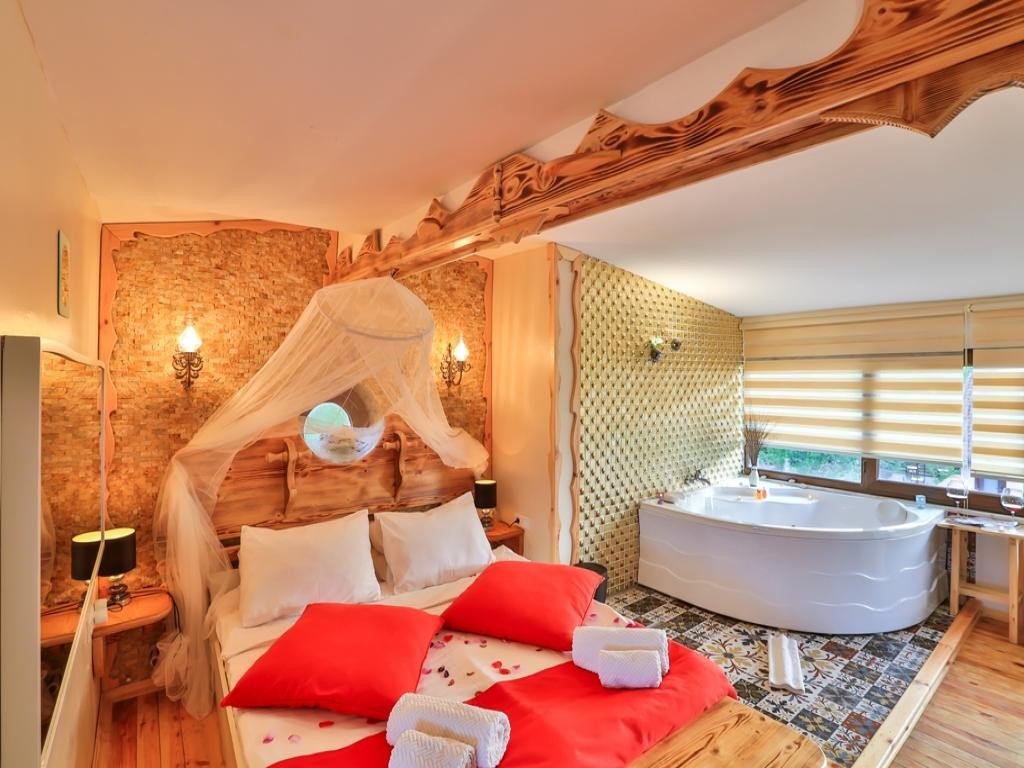 Mints Hotel & Restaurant