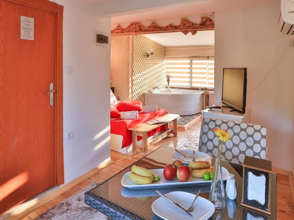 Mints Hotel & Restaurant