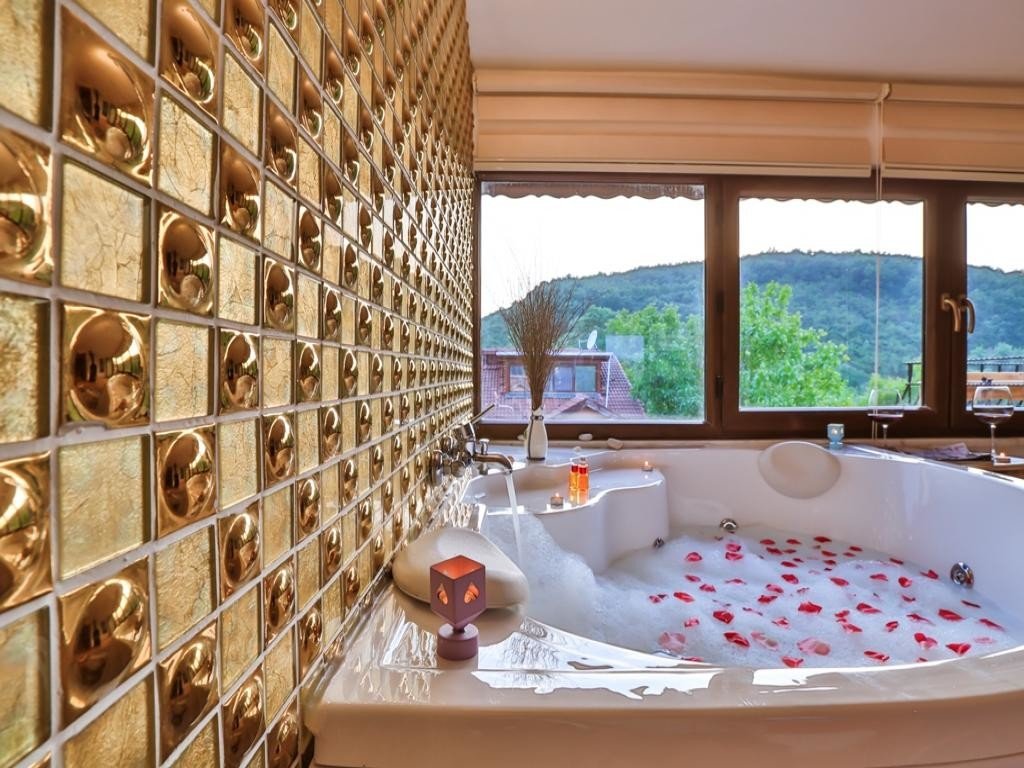 Mints Hotel & Restaurant