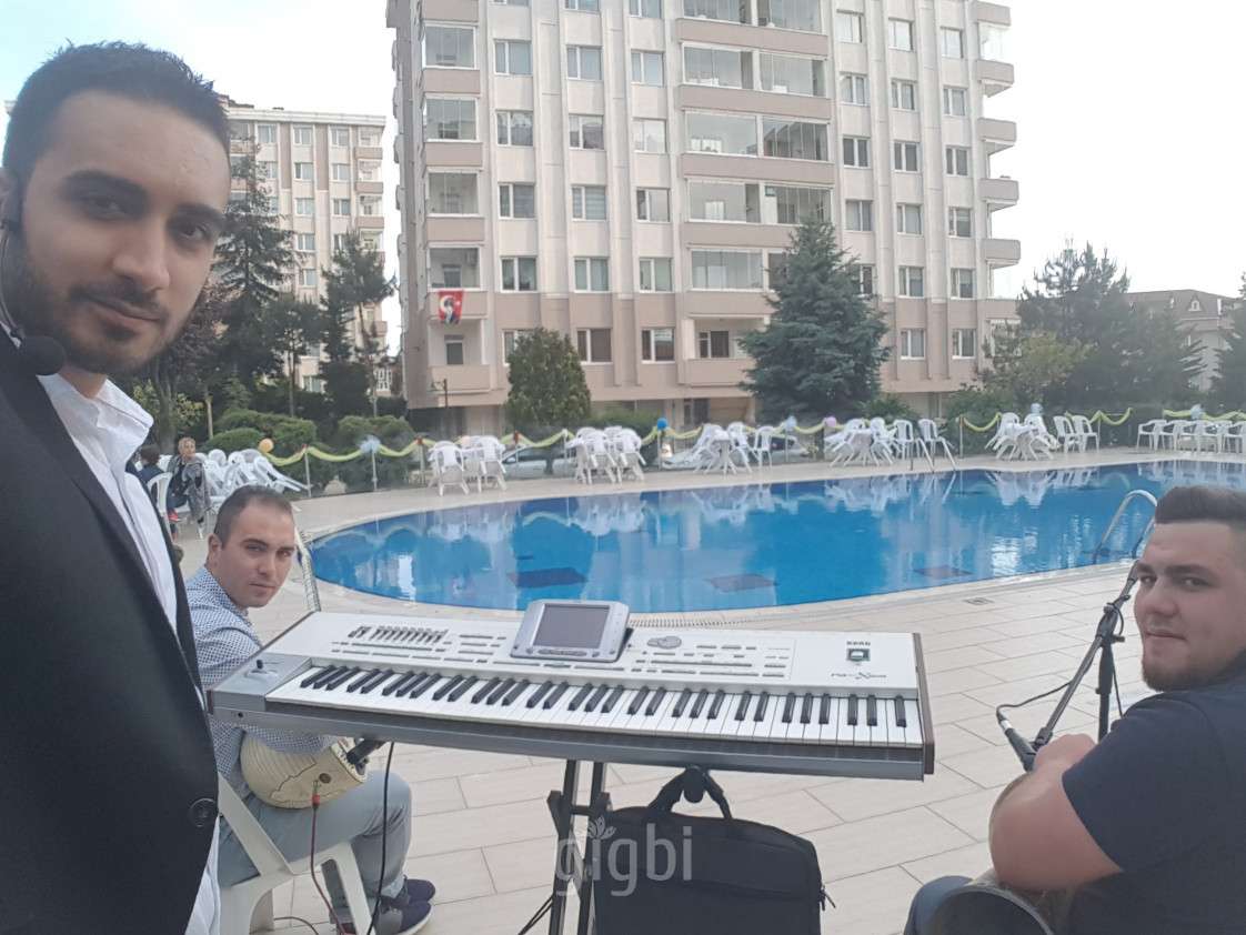 Piyanist Okan ve Orkestrası