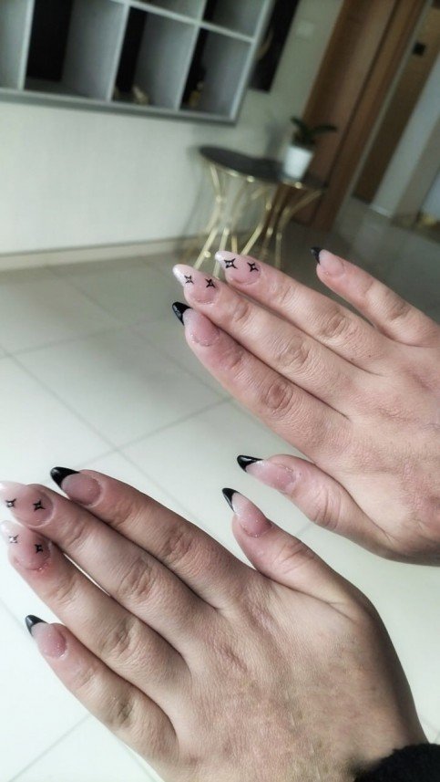 Roz Nail Studio 
